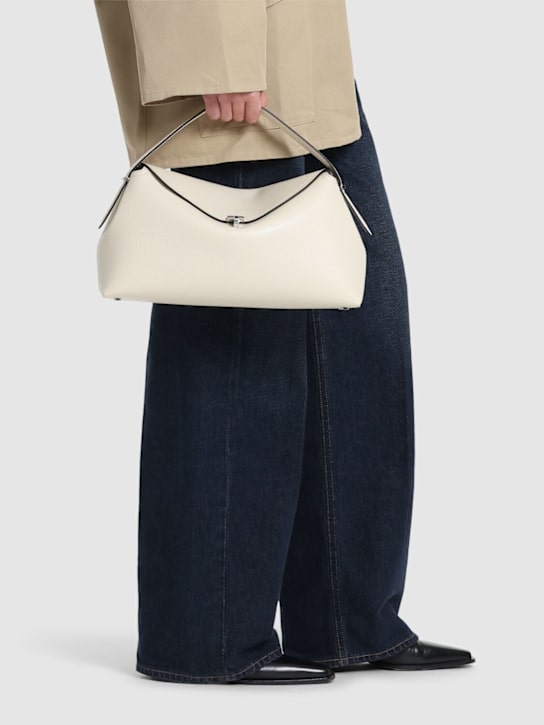 Toteme: Borsa T-Lock in pelle martellata - Milk Grain - women_1 | Luisa Via Roma