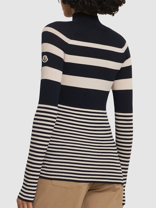 Moncler: 超精细初剪羊毛高领毛衣 - 白色/蓝色 - women_2 | Luisa Via Roma