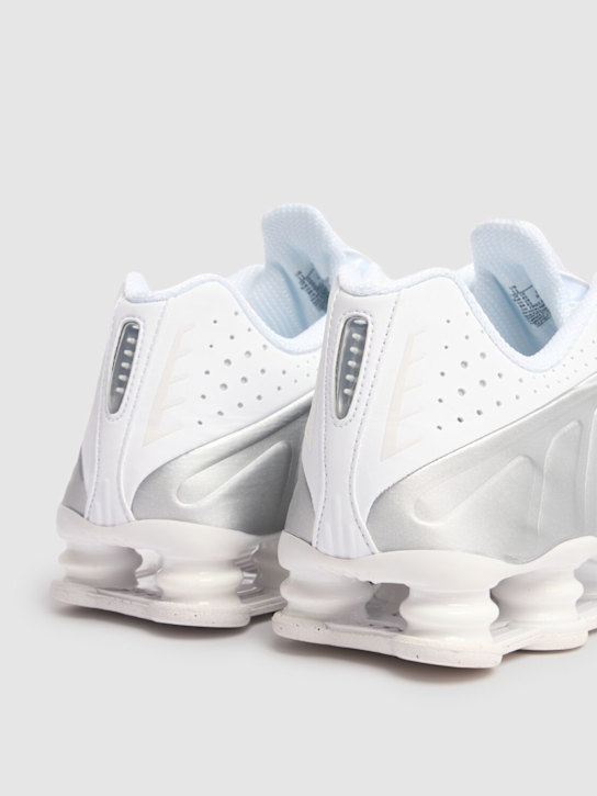 Nike: Sneakers "Shox R4" - White/Metallic - men_4 | Luisa Via Roma