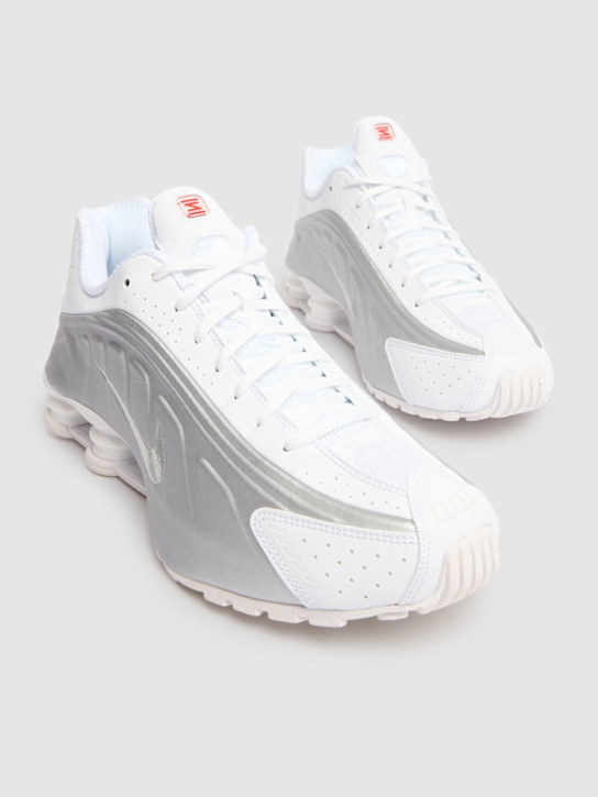 Nike: Sneakers "Shox R4" - White/Metallic - men_2 | Luisa Via Roma