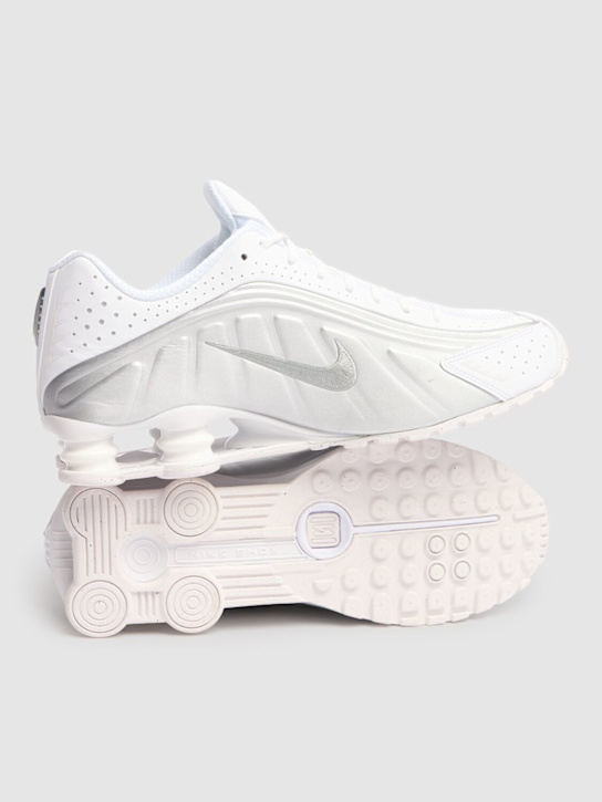 Nike: Sneakers "Shox R4" - White/Metallic - men_3 | Luisa Via Roma