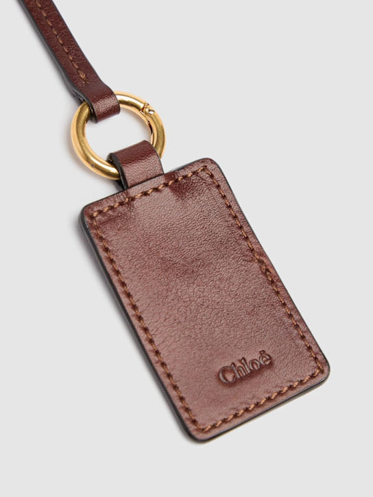 Chloé: 黄铜&皮革logo钥匙链 - Gold Color - women_3 | Luisa Via Roma