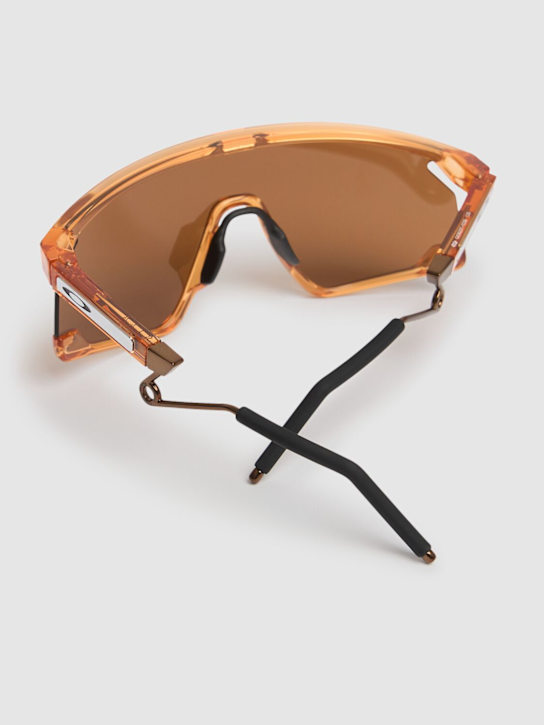 Oakley: Oakley Bxtr metal sunglasses - Transparent - men_3 | Luisa Via Roma