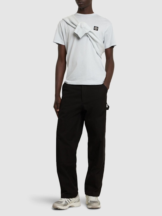 Stone Island: Camiseta de algodón con logo - Azul Cielo - men_1 | Luisa Via Roma