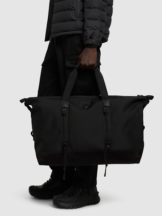 Moncler: Bolso de nylon impermeable - Negro - men_1 | Luisa Via Roma