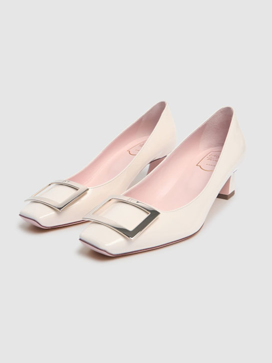 Roger Vivier: 45mm Trompette patent leather pumps - Off White - women_2 | Luisa Via Roma