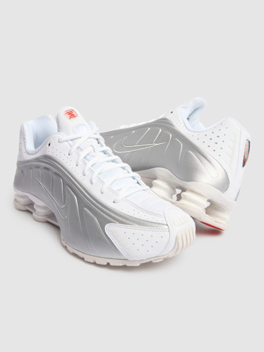 Nike: Sneakers "Shox R4" - White/White-met - men_1 | Luisa Via Roma