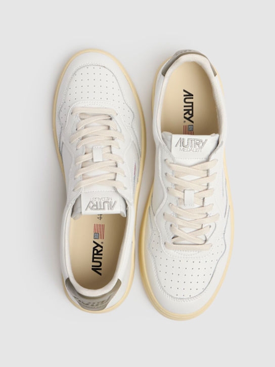 Autry: Medalist Low sneakers - White/Grey - men_4 | Luisa Via Roma