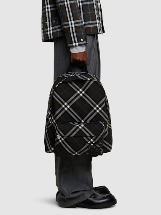 Burberry: Rucksack mit Karos „Essential“ - men_1 | Luisa Via Roma