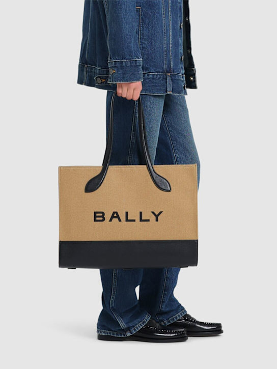 Bally: Ew Bar Keep On 가죽 숄더백 - 샌드/블랙 - women_1 | Luisa Via Roma