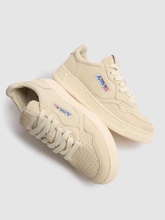 Autry: Medalist Low sneakers - Beige/White - women_2 | Luisa Via Roma
