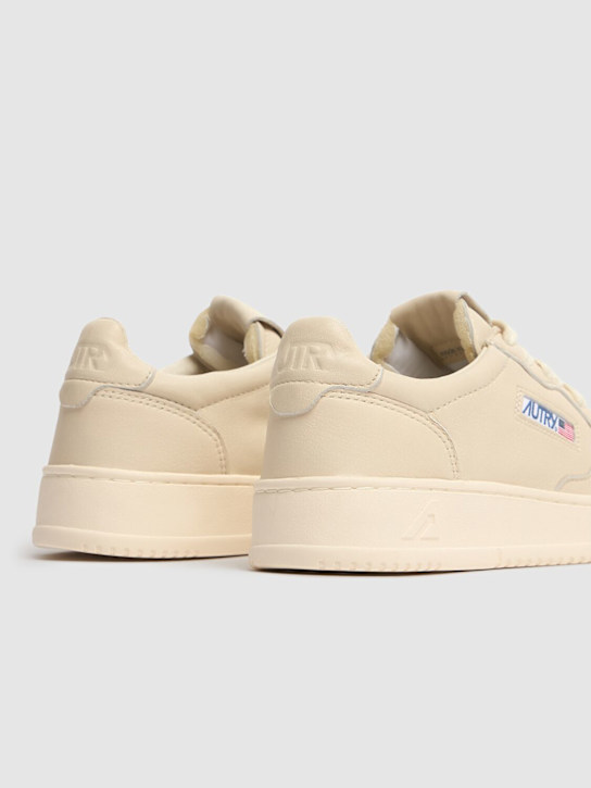Autry: Medalist Low sneakers - Beige/White - women_3 | Luisa Via Roma