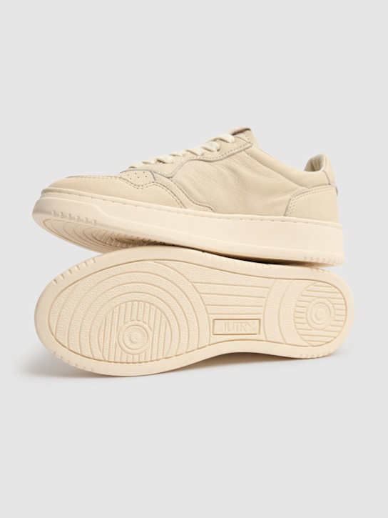 Autry: Medalist Low sneakers - Beige/White - women_4 | Luisa Via Roma