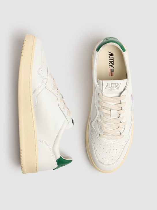 Autry: Medalist Low sneakers - White/Green - men_4 | Luisa Via Roma