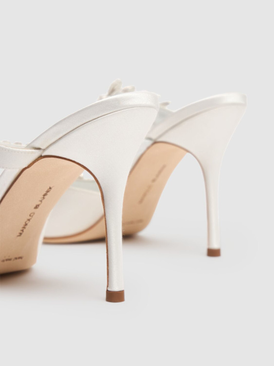 Manolo Blahnik: 90毫米"LURUM"施华洛世奇水晶丝缎穆勒鞋 - 白色 - women_4 | Luisa Via Roma
