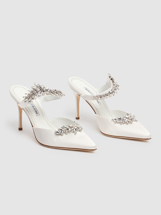 Manolo Blahnik: 90毫米"LURUM"施华洛世奇水晶丝缎穆勒鞋 - 白色 - women_2 | Luisa Via Roma