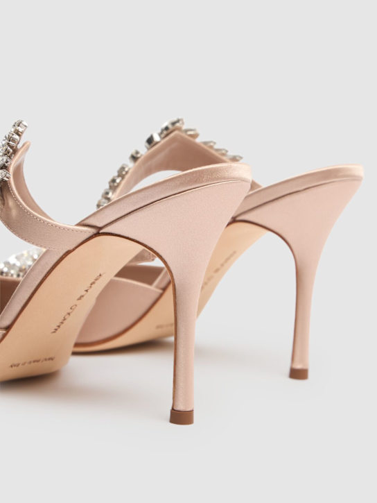Manolo Blahnik: 90毫米"LURUM"施华洛世奇水晶丝缎穆勒鞋 - 腮红色 - women_4 | Luisa Via Roma