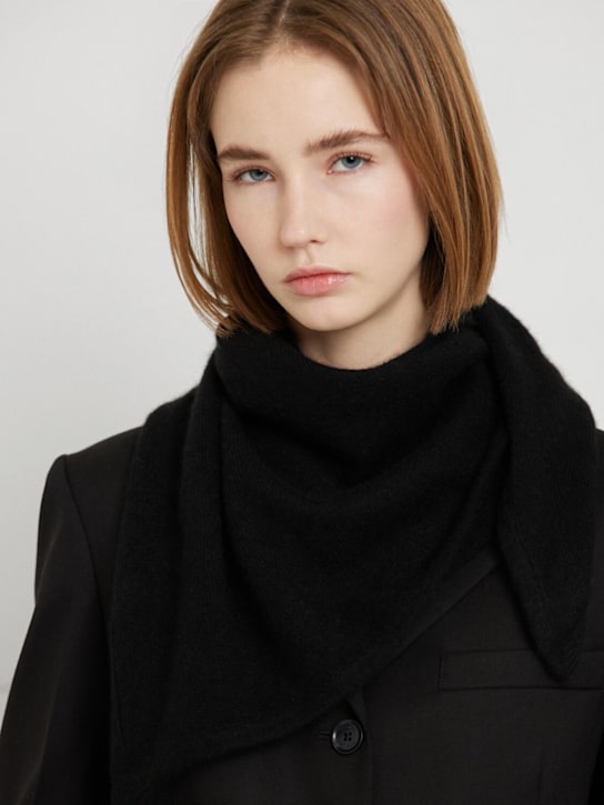 The Row: Itrani cashmere scarf - Black - women_1 | Luisa Via Roma