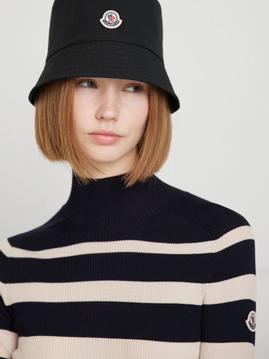 Moncler: Cappello bucket in cotone con logo - Nero - women_1 | Luisa Via Roma