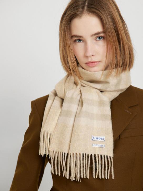 Burberry: Écharpe en cachemire à carreaux - women_1 | Luisa Via Roma