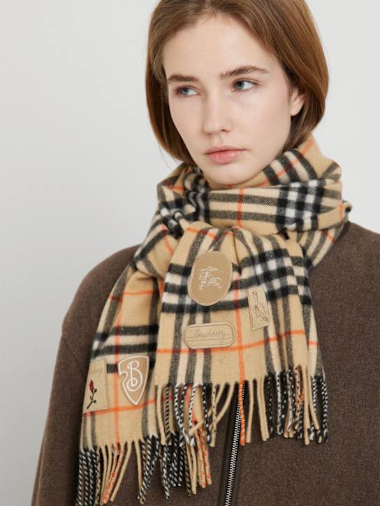 Burberry: Schal mit Patches - women_1 | Luisa Via Roma