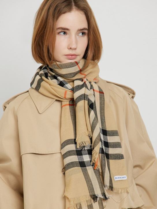 Burberry: Sciarpa Mu in lana leggera - women_1 | Luisa Via Roma