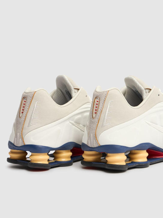 Nike: Sneakers Shox R4 - Phantom/Sail - men_3 | Luisa Via Roma