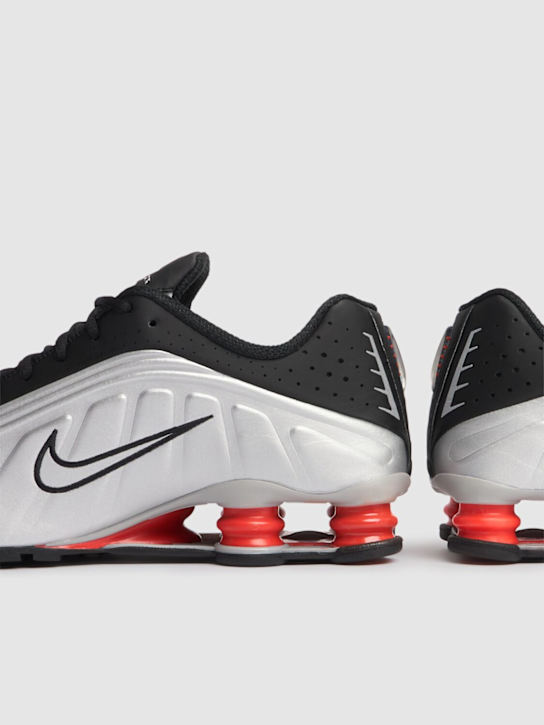 Nike: Shox R4 sneakers - Metallic-Silber - men_3 | Luisa Via Roma