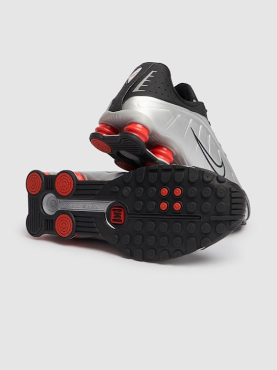 Nike: Shox R4 sneakers - Metallic-Silber - men_4 | Luisa Via Roma