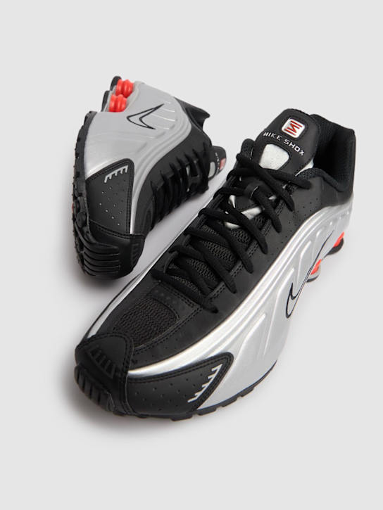 Nike: Shox R4 sneakers - Metallic-Silber - men_2 | Luisa Via Roma