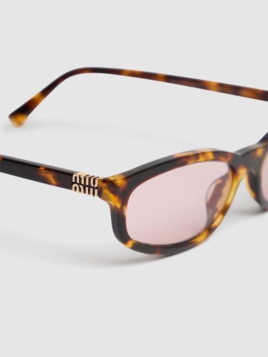 Miu Miu: Occhiali da sole Regard in acetato - Havana/Pink - women_3 | Luisa Via Roma