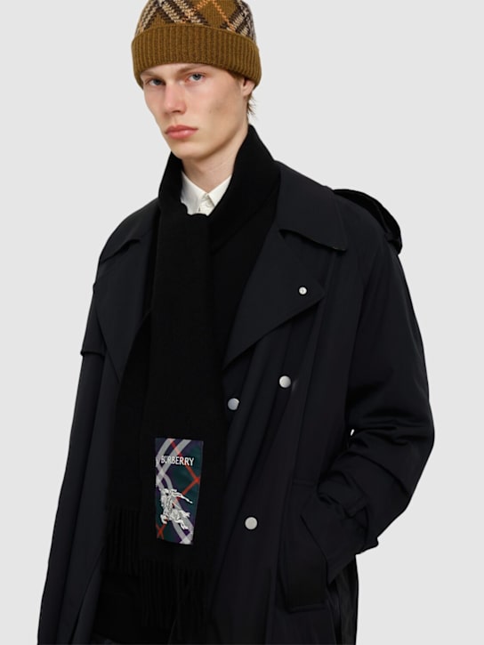 Burberry: Schal aus Kaschmir mit Logo - men_1 | Luisa Via Roma