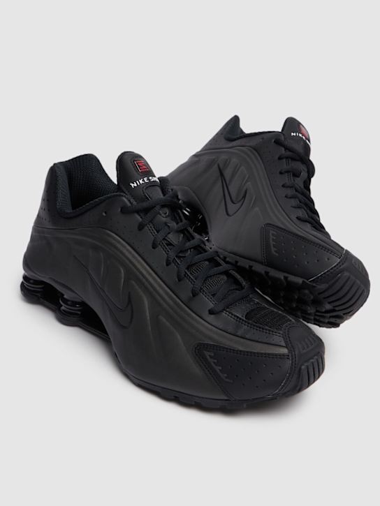 Nike: Shox R4 sneakers - Black/Black-bla - men_2 | Luisa Via Roma