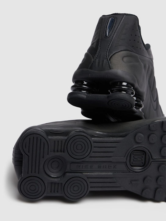 Nike: Shox R4 sneakers - Black/Black-bla - men_3 | Luisa Via Roma