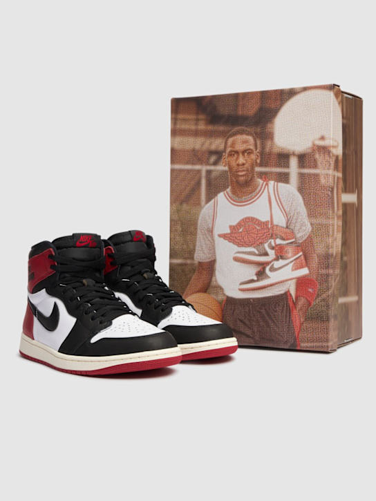 Jordan: Sneakers "Air Jordan 1 Retro High OG“ - Weiß/Schwarz/Ro - men_2 | Luisa Via Roma