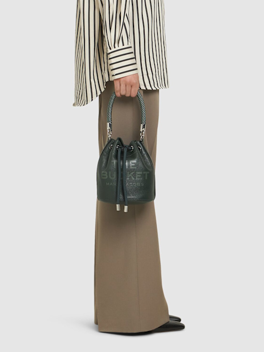 Marc Jacobs: Beuteltasche aus Leder „The Bucket“ - women_1 | Luisa Via Roma