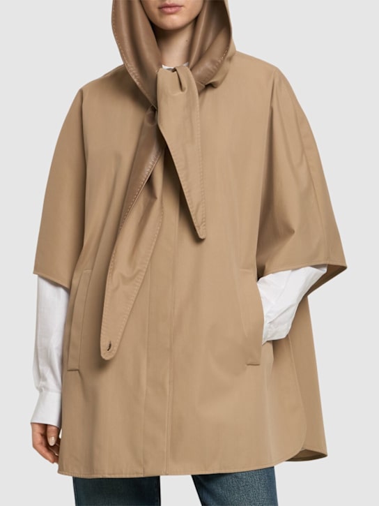 Max Mara: Baumwollgabardine-Cape „Garza“ - Lehm - women_1 | Luisa Via Roma