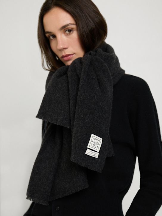 Toteme: Wide classic wool scarf - women_1 | Luisa Via Roma