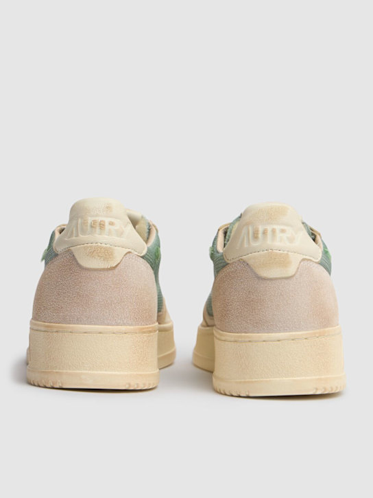 Autry: Super Vintage Low sneakers - Military/White - men_5 | Luisa Via Roma