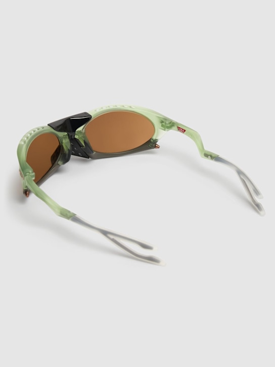 Oakley: Plantaris sunglasses - Matte Trans Fer - men_3 | Luisa Via Roma