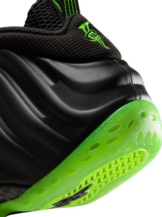 Nike: Sneakers Air Foamposite One - Black/Volt - men_4 | Luisa Via Roma