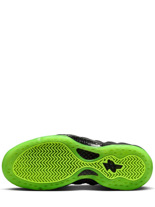 Nike: Sneakers Air Foamposite One - Black/Volt - men_6 | Luisa Via Roma