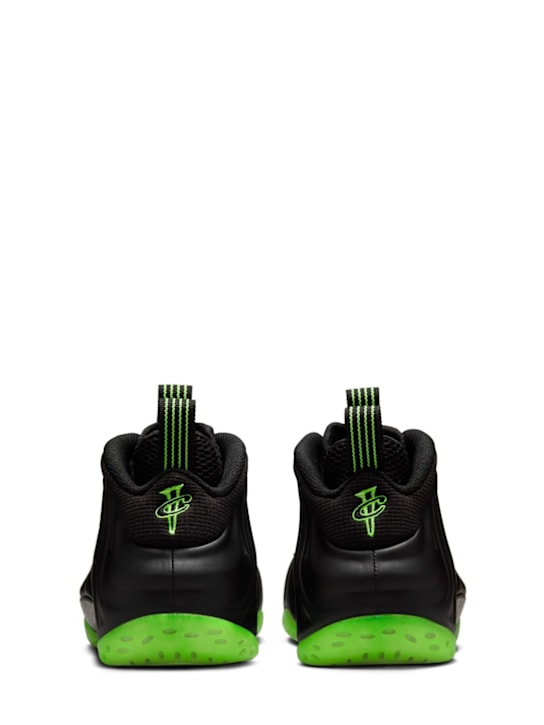 Nike: Sneakers Air Foamposite One - Black/Volt - men_5 | Luisa Via Roma