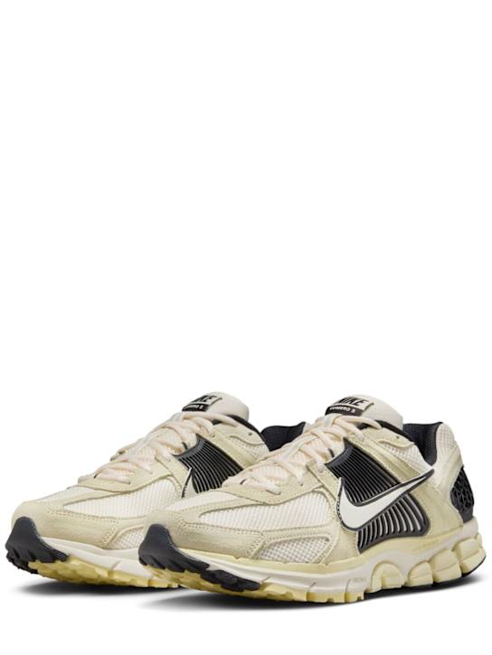 Nike: Sneakers "Zoom Vomero 5" - men_1 | Luisa Via Roma