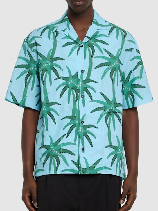 Jacquemus: La chemise jean printed ss shirt - Print Palmtrees - men_2 | Luisa Via Roma