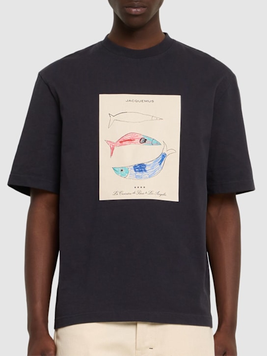 Jacquemus: Le t-shirt marino cotton logo t-shirt - Blue/Beige - men_2 | Luisa Via Roma