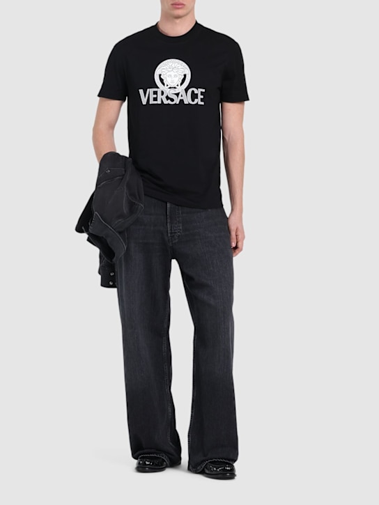 Versace: T-shirt in jersey di cotone con logo - Nero - men_1 | Luisa Via Roma