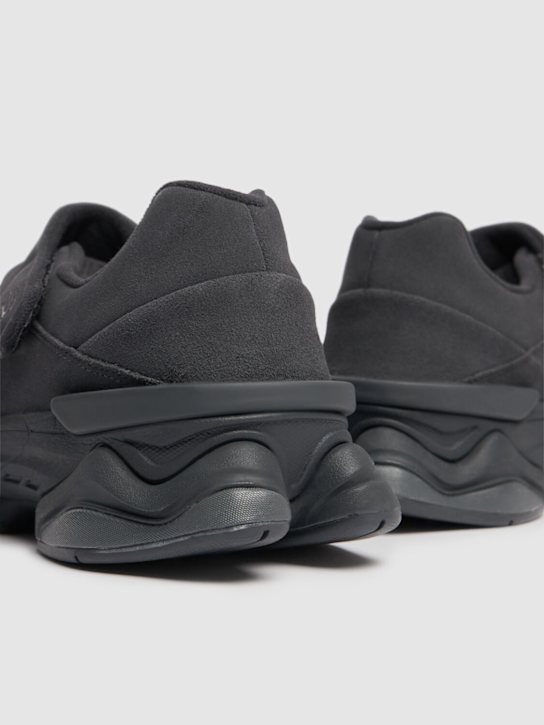 New Balance: 8040 sneakers - Triple Black - men_3 | Luisa Via Roma