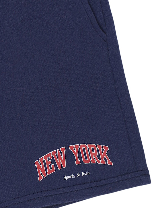 Sporty & Rich: Ivy New York プリントコットンブレンドショートパンツ - ネイビー - kids-boys_1 | Luisa Via Roma