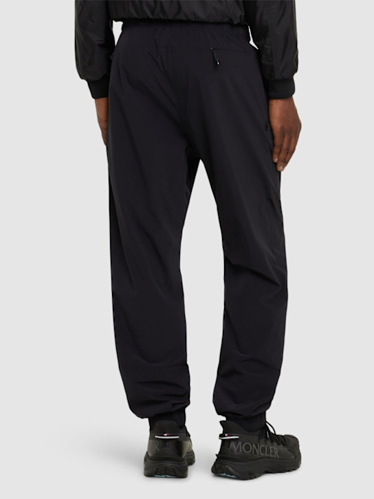 Moncler: Jogginghose aus Nylon mit Logopatch - Schwarz - men_2 | Luisa Via Roma